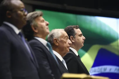 Ausências marcantes no desfile cívico-militar desta quarta-feira (7) em Brasília, os chefes dos Poderes estavam presentes em cerimônia promovida pelo Congresso Nacional nesta quinta (8) para homenagear os 200 anos da independência do Brasil. O presidente do Senado e do Congresso, Rodrigo Pacheco (D), não compareceu ao evento que levou milhares de pessoas à Esplanada dos Ministérios. O político disse que não gostaria de estar envolvido em eventual confusão entre os atos cívicos alusivos à Pátria e as manifestações estritamente políticas, que contaram com a presença de Bolsonaro em palanques montados em Brasília e no Rio de Janeiro. <!-- NICAID(15201015) -->