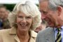 Príncipe Chales com sua esposa Camilla Parker-Bowles, duquesa de CornwallNPPrince Charles, Camilla, Duchess of CornwallBritains Prince Charles, right, and his wife Camilla, Duchess of Cornwall, left, smile during a visit to the village of Bromham, England, Tuesday July 17, 2007.  The visit coincides with the Duchesss 60th birthday today.  (AP Photo/Anthony Devlin/PA)  **  UNITED KINGDOM OUT  NO SALES  NO ARCHIVE   ** Fonte: AP Fotógrafo: Anthony Devlin<!-- NICAID(1964671) -->