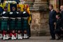 Vice Admiral Timothy Laurence (4R), Britains Sophie, Countess of Wessex (2R) and Britains Prince Andrew, Duke of York (R) stands as Britains Princess Anne, the Princess Royal curtseys to the coffin of Queen Elizabeth II, draped with the Royal Standard of Scotland, as it is carried in to the Palace of Holyroodhouse, in Edinburgh on September 11, 2022. - The coffin carrying the body of Queen Elizabeth II left her beloved Balmoral Castle on Sunday, beginning a six-hour journey to the Scottish capital of Edinburgh. (Photo by Aaron Chown / POOL / AFP)<!-- NICAID(15203166) -->