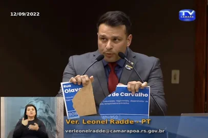 Vereador Leonel Radde (PT) quebra placa com o nome Olavo de Carvalho.<!-- NICAID(15203928) -->