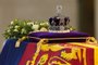 The coffin of Queen Elizabeth II, draped in a Royal Standard and adorned with the Imperial State Crown, is pictured inside Westminster Hall, at the Palace of Westminster, where it will Lie in State, in London on September 14, 2022. - Queen Elizabeth II will lie in state in Westminster Hall inside the Palace of Westminster, from Wednesday until a few hours before her funeral on Monday, with huge queues expected to file past her coffin to pay their respects. (Photo by Jacob King / POOL / AFP)Editoria: HUMLocal: LondonIndexador: JACOB KINGSecao: imperial and royal mattersFonte: POOLFotógrafo: STR<!-- NICAID(15205881) -->