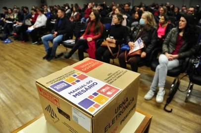 CAXIAS DO SUL, RS, BRASIL, 15/09/2022. Treinamento da Justiça Eleitoral para os mesários da 16ª Zona Eleitoral de Caxias do Sul que irão atuar nas eleições de outubro. (Bruno Todeschini/Agência RBS)<!-- NICAID(15207012) -->