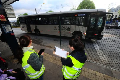 ExhibitionCAXIAS DO SUL, RS, BRASIL, 15/09/2022. EPI Imigrante - Empresa que venceu licitação realiza primeiras pesquisas para o desenvolvimento do plano de mobilidade em Caxias do Sul. Na foto, Andriele dos Passos (E) e Patricia Santos (D). (Porthus Junior/Agência RBS)<!-- NICAID(15207525) -->