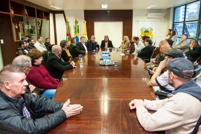 A prefeitura de Caxias do Sul anunciou nesta quinta-feira (15) a assinatura de um contrato de financiamento de R$ 30 milhões com o Badesul. Conforme o comunicado, R$ 26 milhões serão destinados para as obras do acesso ao bairro Desvio Rizzo e R$ 4 milhões para a revitalização do Largo da Estação Férrea.<!-- NICAID(15207584) -->