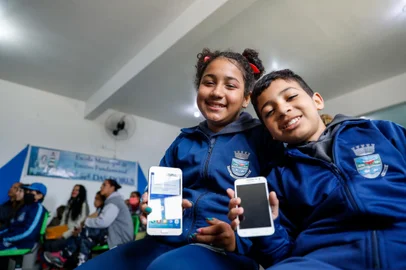 TRAMANDAI, RS, BRASIL, 19.08.2022: RS que é exemplo - irmaos Nicolly e Nycollas da Silva - alunos da Escola EMEF Nossa Senhora das Dores receberam celulares do Projeto Alquimia - parceria entre Ministerio Publico e PUCRS que recupera e doa celulares recolhidos em apreensões pelas policias. Foto: Camila Hermes/Agencia RBS<!-- NICAID(15183698) -->