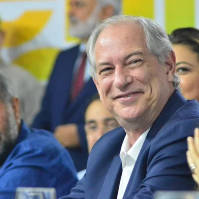 O presidente nacional do PDT, Carlos Lupi, colocou o sucesso do candidato do partido à Presidência da República, Ciro Gomes, na entrevista concedida ao Jornal Nacional, da TV Globo, nesta terça-feira (23), como um ¿ponto de virada¿ nas eleições de 2022. Para o pedetista, a repercussão mostra que a ¿disputa está aberta¿ e a sociedade está ¿valorizando quem realmente tem propostas para recuperar o Brasil¿.<!-- NICAID(15209090) -->