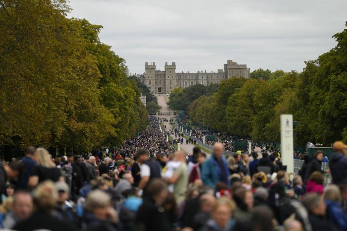 Público aguarda em Windsor para ver o cortejo com o caixão da rainha nesta segunda-feira