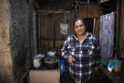 Canoas, RS, Brasil, 15/09/2022 - Histórias de duas famílias que não tem banheiro em casa. Na foto, Patrícia Reis Machado, moradora do bairro Guajuviras. - Foto: Jefferson Botega/Agência RBSIndexador: Jeff Botega<!-- NICAID(15206933) -->