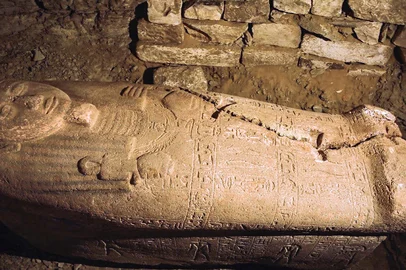 A handout picture released by the Egyptian Ministry of Antiquities on September 19, 2022 shows a view of a pink granite sarcophagus belonging to a ranking government official during the reign of the ancient Egyptian New Kingdom Pharaoh Ramses II (1279–1213 BC), found by an Egyptian expedition at the tomb of Ptah-em-uya in Saqqara near the site of the Pyramid of Unas. (Photo by Egyptian Ministry of Antiquities / AFP) / === RESTRICTED TO EDITORIAL USE - MANDATORY CREDIT AFP PHOTO / HO / EGYPTIAN MINISTRY OF ANTIQUITIES- NO MARKETING NO ADVERTISING CAMPAIGNS - DISTRIBUTED AS A SERVICE TO CLIENTS ==Editoria: ACELocal: SaqqaraIndexador: -Secao: archaeologyFonte: Egyptian Ministry of AntiquitiesFotógrafo: Handout<!-- NICAID(15210276) -->