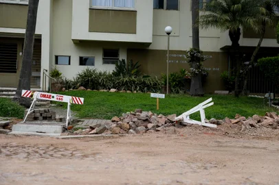 PORTO ALEGRE, RS, BRASIL, 21.09.2022: Moradores reclamam de obra inacabada pelo DMAE na Rua Dona Amélia. Foto: Camila Hermes/Agência RBS<!-- NICAID(15212635) -->