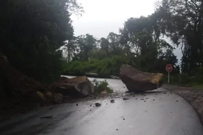 Bloqueio total da RS-020 entre os km 79 e 87, município de São Francisco de Paula, em virtude de novo deslizamento de terra e pedras no km 82.<!-- NICAID(15214745) -->