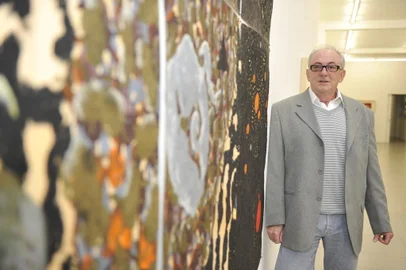 PORTO ALEGRE, RS, BRASIL, 04/05/2012, 19h: Carlos Pasquetti (artista plástico), em exposição de arte de Carlos Pasquetti, em foto para a coluna By N9ve (Foto Félix Zucco/Agência RBS).<!-- NICAID(8196102) -->