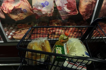 CAXIAS DO SUL, RS, BRASIL, 20/01/2022 -  Fotos para a pauta sobre o aumento de preço da Cesta Básica. Reportagem focada nos 10 produtos que mais subiram em 2021, são eles:  Carme de gado/ Frango inteiro / Pão Francês / Açúcar / Óleo de Soja / Queijo Lanche fatiado / Erva Mate / Farinha de Trigo. (Marcelo Casagrande/Agência RBS)<!-- NICAID(14994902) -->