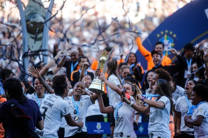 Capitã do Corinthians abre o jogo sobre o futebol feminino: 'A gente ainda  não chegou onde gostaria