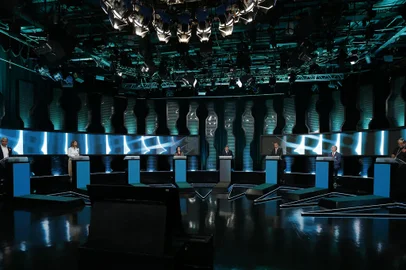 (L to R) Brazilian presidential candidates Luiz Felipe DAvila (Novo), Soraya Thronike (Uniao), Simone Tebet (MDB), moderator Carlos Nascimento, Jair Bolsonaro (PL), Ciro Gomes (PDT) and Padre Kelmon (PTB) take part in the presidential debate ahead of the October 2 general election, SBT television network in Sao Paulo, Brazil, on September 24, 2022. - Luiz Inacio Lula da Silva, Presidential candidate for the leftist Workers Party (PT) and former President (2003-2010), didnt attend the debate. (Photo by Miguel SCHINCARIOL / AFP)Editoria: POLLocal: Sao PauloIndexador: MIGUEL SCHINCARIOLSecao: electionFonte: AFPFotógrafo: STR<!-- NICAID(15216304) -->