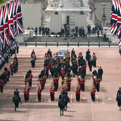 The coffin of Queen Elizabeth II, is pulled by a Gun Carriage of The Kings Troop Royal Horse Artillery, during a procession from Buckingham Palace to the Palace of Westminster, in London on September 14, 2022. - Queen Elizabeth II will lie in state in Westminster Hall inside the Palace of Westminster, from Wednesday until a few hours before her funeral on Monday, with huge queues expected to file past her coffin to pay their respects. (Photo by Victoria Jones / POOL / AFP)Editoria: HUMLocal: LondonIndexador: VICTORIA JONESSecao: imperial and royal mattersFonte: POOLFotógrafo: STR<!-- NICAID(15205912) -->