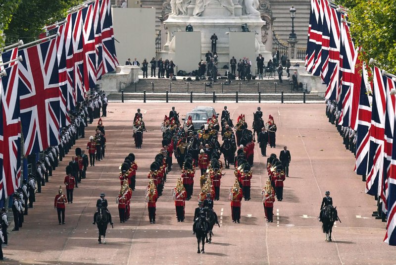 The coffin of Queen Elizabeth II, is pulled by a Gun Carriage of The Kings Troop Royal Horse Artillery, during a procession from Buckingham Palace to the Palace of Westminster, in London on September 14, 2022. - Queen Elizabeth II will lie in state in Westminster Hall inside the Palace of Westminster, from Wednesday until a few hours before her funeral on Monday, with huge queues expected to file past her coffin to pay their respects. (Photo by Victoria Jones / POOL / AFP)Editoria: HUMLocal: LondonIndexador: VICTORIA JONESSecao: imperial and royal mattersFonte: POOLFotógrafo: STR<!-- NICAID(15205912) -->