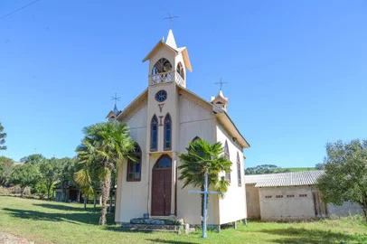 Coluna da Rosane Tremea de 27/9/22, sobre projeto de Tamar Peretti ligado a capelas. Capela São Paulo, Linha Oitava, Guaporé<!-- NICAID(15212211) -->