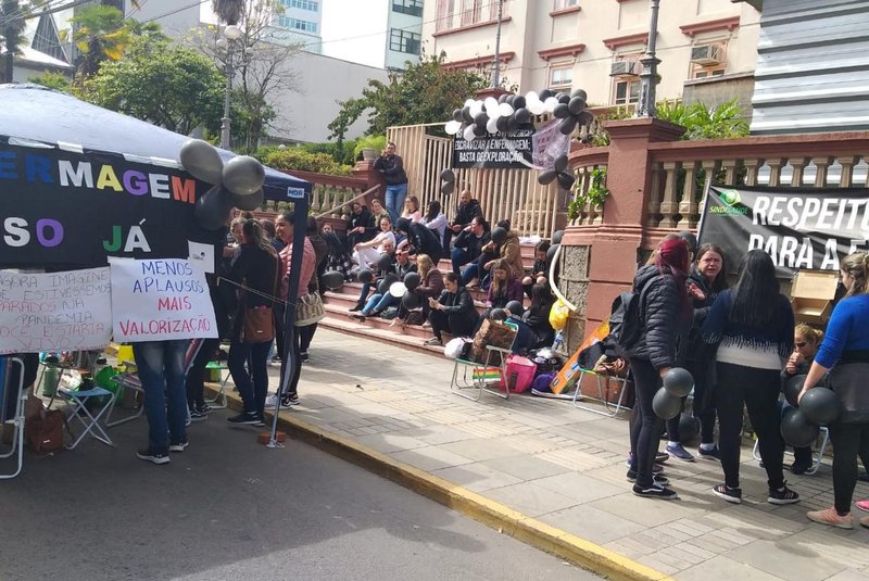 Profissionais de enfermagem protestam em Bento Gonçalves contra suspensão do piso salarial. Ação ocorreu no Hospital Tacchini<!-- NICAID(15221013) -->