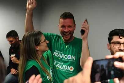 CAXIAS DO SUL, RS, BRASIL, 02/10/2022. Eleições 2022 - Vereador Maurício Marcon, comemorando resultado das eleições. Marcon consegui se eleger a Deputado Ferderal pelo partido Podemos. (Bruno Todeschini/Agência RBS)<!-- NICAID(15224212) -->