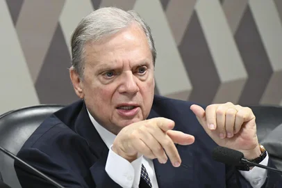 Data: 22/08/2019Comissão de Constituição, Justiça e Cidadania (CCJ)realiza audiência pública interativa para instruir a PEC 6/2019 que modifica o sistema de previdência social, estabelece regras de transição e disposições transitórias, e dá outras providências. Entre os convidados estão o secretário de Previdência e Trabalho; economistas; e representantes dos auditores fiscais, dos procuradores do trabalho e dos trabalhadores em educação.Mesa: presidente em exercício da CCJ, senador Randolfe Rodrigues (Rede-AP); relator da PEC 6/2019, senador Tasso Jereissati (PSDB-CE).Foto: Marcos Oliveira/Agência Senado<!-- NICAID(14223705) -->