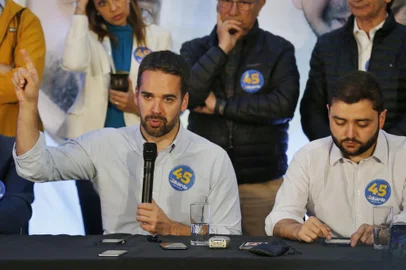 PORTO ALEGRE, RS, BRASIL, 03/10/2022- Coletiva de Eduardo Leite na sede do comitê de campanha, na Avenida Brasil, 922. Foto: Lauro Alves  / Agencia RBS<!-- NICAID(15224850) -->