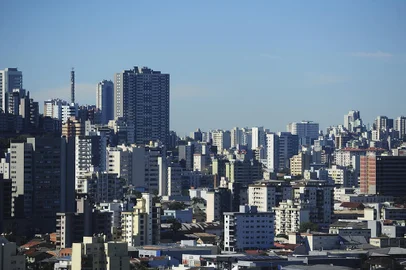 CAXIAS DO SUL, RS, BRASIL, 15/06/2022. Vista da cidade de Caxias do Sul a partir do mirante nos pavilhões da festa da uva, para ilustrar a crônica de João Pulita. As imagens fazem parte do conjunto de pautas visões sobre a cidade, em comemoração ao aniversário de 132 de Caxias do Sul. (Bruno Todeschini/Agência RBS)<!-- NICAID(15124698) -->