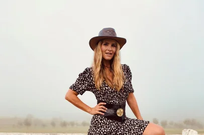 A jornalista e apresentadora gaúcha Juliana Sana está viajando pelo interior do Rio Grande do Sul para gravar mais uma temporada da série ¿Belezas da Terra¿, que vai ao ar todos os sábados no programa ¿É de Casa¿ da TV Globo.<!-- NICAID(15225974) -->