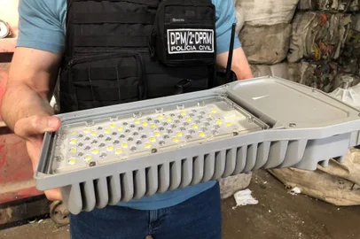 *A PEDIDO DE TIAGO BITENCOURT* *EM BAIXA* Luminária encontrada em Sapucaia do Sul pela Polícia Civil - Foto: Polícia Civil/Divulgação<!-- NICAID(15227242) -->