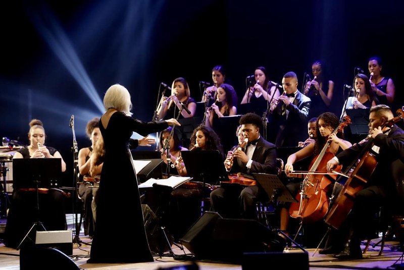 PORTO ALEGRE, RS, BRASIL, 28.04.2022: A Orquestra Villa-Lobos comemora 30 anos de atividades com concerto no Theatro Sao Pedro, na capital. Foto: Camila Hermes/Agencia RBS<!-- NICAID(15081484) -->