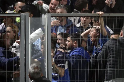 Fans of Gimnasia y Esgrima react after the incidents outside the Juan Carmelo Zerillo stadium during the Argentine Professional Football League Tournament 2022 match between Gimnasia y Egrima and Boca Juniors in La Plata, Argentina, on October 6, 2022. - This Thursdays match between Gimnasia y Esgrima and Boca Juniors was suspended 9 minutes into the first half due to serious incidents outside the stadium that affected the development of the match. (Photo by ALEJANDRO PAGNI / AFP)Editoria: SPOLocal: La PlataIndexador: ALEJANDRO PAGNISecao: soccerFonte: AFPFotógrafo: STR<!-- NICAID(15229512) -->