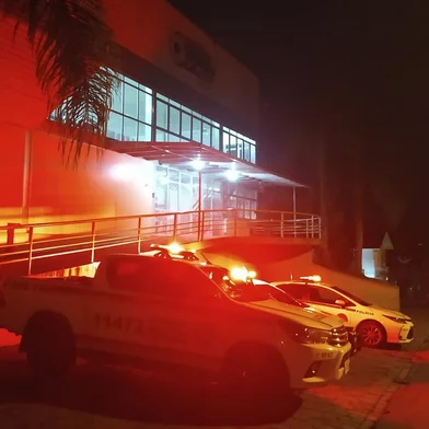 Douglas Antonio Menegotto de 25 anos aguardava para jogar futebol no horário das 19h30min de ontem quando foi morto por dois homens encapuzados que entraram na quadra de esportes e efetuaram os disparos. A Polícia Civil trata o caso como execução, porque todos os cerca de 14 tiros efetuados dentro da quadra, localizada na Rua Isidoro Cavedon, no bairro São Roque, foram direcionados à Douglas<!-- NICAID(15229799) -->