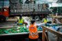Imagem de trabalhadores na unidade de reciclagem da Coca-Cola FEMSA Brasil na zona sul de Porto Alegre<!-- NICAID(15099388) -->