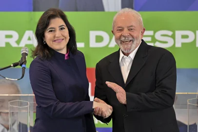 Brazils former President (2003-2010) and presidential candidate for the leftist Workers Party (PT), Luiz Inacio Lula da Silva (R), shakes hands with former presidential candidate Simone Tebet (MDB), after a meeting in Sao Paulo, Brazil, on October 7, 2022. (Photo by NELSON ALMEIDA / AFP)Editoria: POLLocal: GuarulhosIndexador: NELSON ALMEIDASecao: electionFonte: AFPFotógrafo: STF<!-- NICAID(15230203) -->