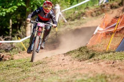 atleta participou da 7ª etapa do campeonato gaúcho de mtb downhill, disputado em carlos barbosa<!-- NICAID(15232425) -->