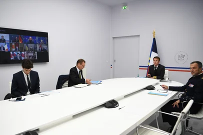 Frances President Emmanuel Macron (2ndR) participates in a video conference with G7 leaders on the situation in Ukraine, at the Hotel Marigny in Paris on October 11, 2022. (Photo by Christophe ARCHAMBAULT / POOL / AFP)<!-- NICAID(15232833) -->