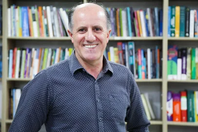 Delcio Agliardi autografa O Quintal do Totó na Feira do Livro de Caxias do SulSessão está marcada para o Dia das Crianças, das 17h às 18h, na Praça Dante Alighieri <!-- NICAID(15226226) -->
