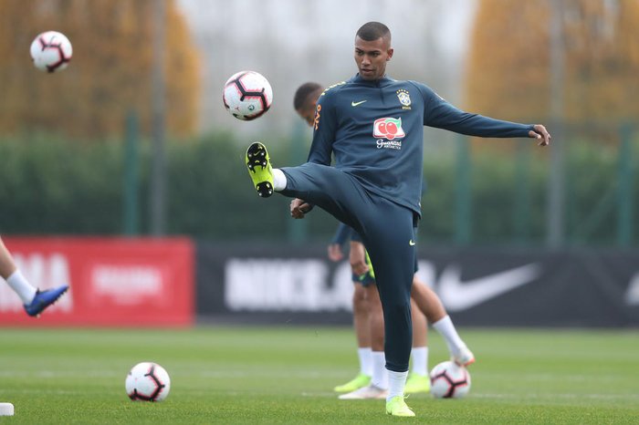 Walace, ex-Grêmio, sofre acidente de carro na Itália