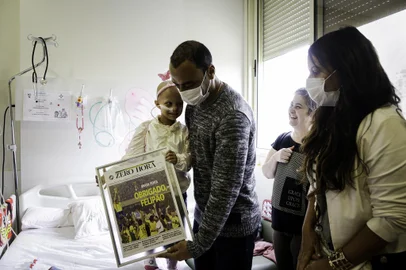 Porto Alegre, RS, Brasil, 12-10-2022: O ex-jogador de futebol Cafu visita uma paciente no Hospital da Criança Santo Antônio no Dia da Criança. Sensibilizado, o atleta doou um quadro para a instituição arrecadar fundos. Foto: Mateus Bruxel / Agência RBSIndexador: Mateus Bruxel<!-- NICAID(15233966) -->