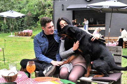 CAXIAS DO SUL, RS, BRASIL, 09/10/2022. Como ser pet friendly contribui para o aumento da receita de negócios da Serra e para a imagem do estabelecimento diante do público.Valéria Vicenzi com seus cachorros no Rocca. (Neimar De Cesero/Agência RBS)<!-- NICAID(15231835) -->