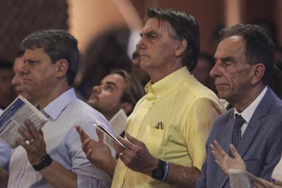 SP - SÃO PAULO, APARECIDA, DIA DE NOSSA SENHORA - GERAL - SÃO PAULO, APARECIDA, DIA DE NOSSA SENHORA - Presidente e candidato à reeleição Jair Bolsonaro (PL) durante missa em celebração do dia de Nossa Senhora de Aparecida, que reuniu milhares de fiéis e devotos na Basílica dedicada a santa padroeira do Brasil nesta quarta-feira (12) na cidade de Aparecida interior de São Paulo. 12/10/2022 - Foto: SUAMY BEYDOUN/AGIF - AGÊNCIA DE FOTOGRAFIA/AGIF - AGÊNCIA DE FOTOGRAFIA/ESTADÃO CONTEÚDO<!-- NICAID(15234110) -->
