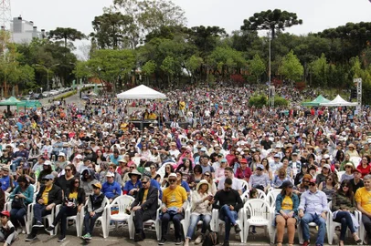 Concerto da Primavera: cerca de seis mil pessoas revivem clássicos do samba de raiz neste domingo, no Campus-Sede da UCSOrquestra Sinfônica da Universidade de Caxias do Sul e convidados conduziram o público a um passeio pela história do gênero musical, colocando a plateia para sambar<!-- NICAID(14296826) -->
