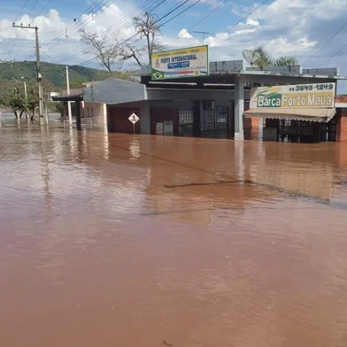PORTO MAUÁ, RS, BRASIL - 13/10/2022 - Elevação do nível do Rio Uruguai interrompe travessia de balsa para a Argentina. <!-- NICAID(15234532) -->