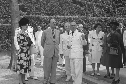 Salgado Filho (de terno cinza) em 1944.<!-- NICAID(15235898) -->