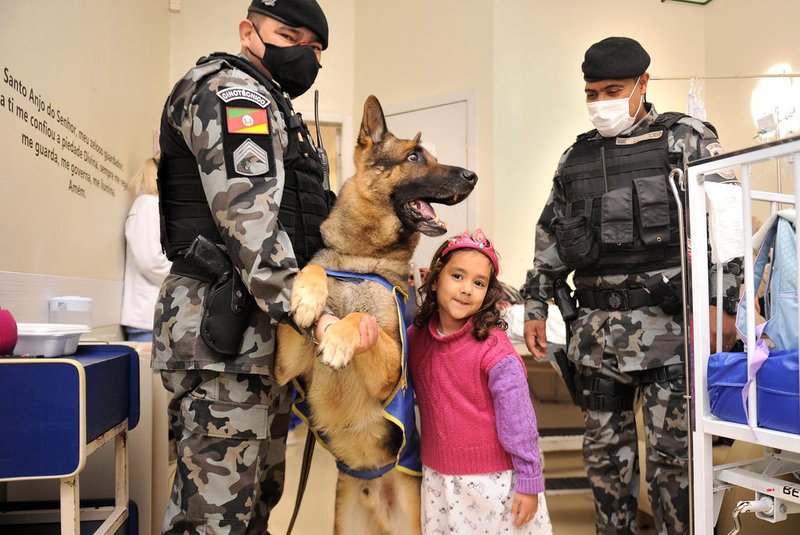 CAXIAS DO SUL, RS, BRASIL, 14/10/2022. Crianças internadas na ala da pediatria do HG receberam visita do cão Conan da BM (12BPM) em comemoração ao Dia da Criança. Na foto, Brendha Fernandes, 5, de coroa rosa no cabelo (Neimar De Cesero/Agência RBS)<!-- NICAID(15236093) -->