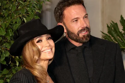 Jennifer Lopez e Ben Affleck fazem primeira aparição em tapete vermelho no desfile da RALPH LAUREN após casamentoSAN MARINO, CALIFORNIA - OCTOBER 13: (L-R) Jennifer Lopez and Ben Affleck attend the Ralph Lauren SS23 Runway Show at The Huntington Library, Art Collections, and Botanical Gardens on October 13, 2022 in San Marino, California.   Amy Sussman/Getty Images/AFP (Photo by Amy Sussman / GETTY IMAGES NORTH AMERICA / Getty Images via AFP)<!-- NICAID(15236214) -->