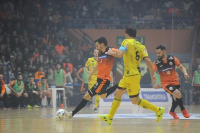 CARLOS BARBOSA, RS, BRASIL, 15/10/2022. ACBF x Jaraguá-SC, partida de volta das quartas de final da Liga Nacional de Futsal (LNF). O jogo acontece no Centro Municipal de Eventos, em Carlos Barbosa. Na partida de ida das quartas de final, a ACBF acabou perdendo por 4 a 3. (Bruno Todeschini/Agência RBS)<!-- NICAID(15236423) -->