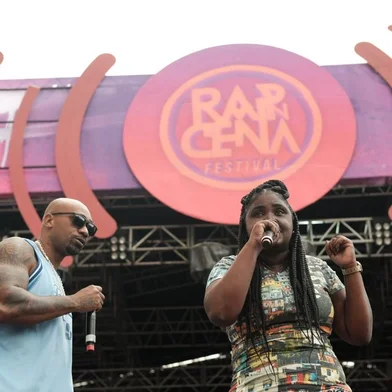 Artistas colocam público para cantar e dançar no segundo dia do Rap in Cena. Foto: Josemar Afrovulto / Divulgação<!-- NICAID(15236604) -->