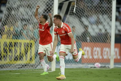 BOTAFOGO E INTERNACIONAL CAMPEONATO BRASILEIRO - SÉRIE ARJ - BOTAFOGO-INTERNACIONAL-CAMPEONATO-BRASILEIRO-SÉRIE-A - ESPORTES - O jogador Braian Romero do Internacional comemora gol  durante Partida entre Botafogo e Internacional, válido pelo Campeonato Brasileiro 2022 - Série A, realizado no estádio Nilton Santos , Rio de Janeiro, RJ, neste Domingo (16). 16/10/2022 - Foto: DHAVID NORMANDO/FUTURA PRESS/FUTURA PRESS/ESTADÃO CONTEÚDOEditoria: ESPORTESLocal: RIO DE JANEIROIndexador: DHAVID NORMANDOFotógrafo: FUTURA PRESS<!-- NICAID(15236850) -->