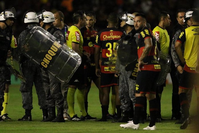 Invasões de campo e a segurança das partidas de futebol